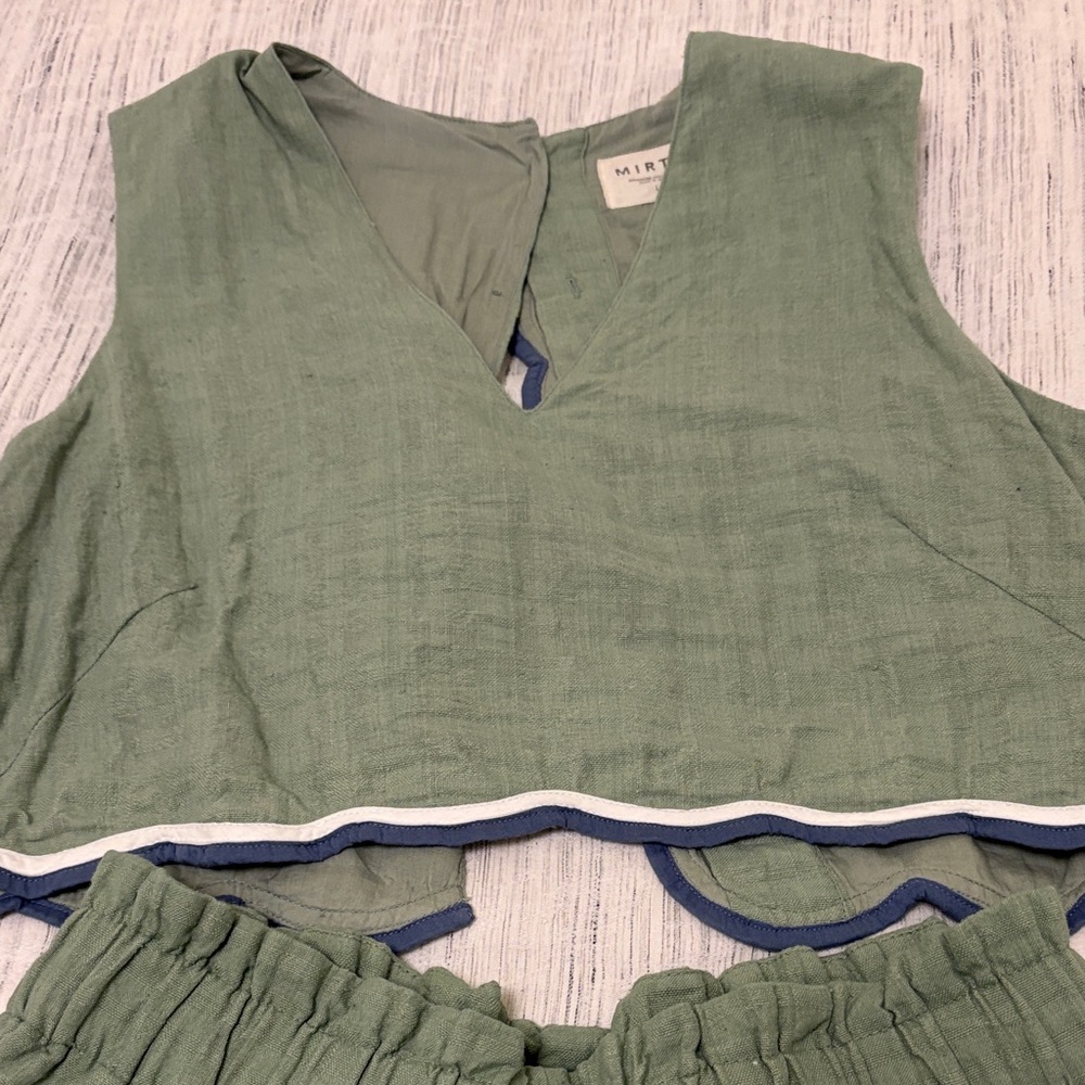 Chic Sleeveless Green Jumpsuit - Picture 2 of 3